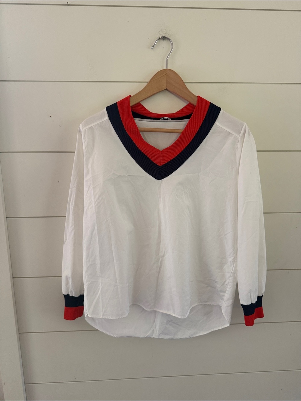 Kule White V-Neck Pullover Top with Red & Navy Trim Sz S